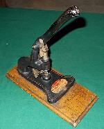 1912 1915 ELBE AUTOMATIC SELF FEEDING NO 3 EYELET MACHINE OM.jpg (42255 bytes)